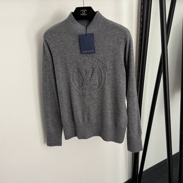 款号20257840 Lv*新款 植绒Logo刺绣字母半高领长袖羊毛羊绒针织衫 上衣，杏色，玫红色，灰色，Sml， M码：肩宽37，胸围94，袖长62，长61；
