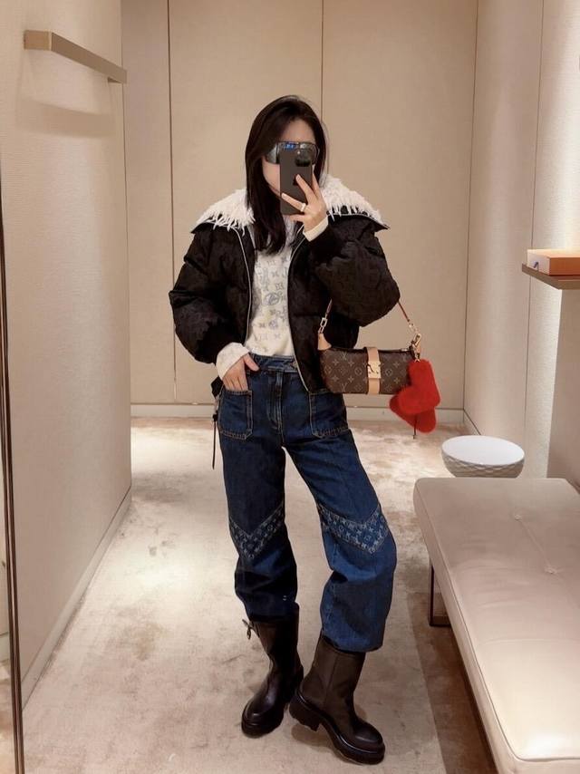 Louis Vuitto* 26Ss早春新款 深蓝色V形Logo拼色牛仔裤丨独家Yb开发！高版出品！深海蓝牛仔布自带复古做旧感，裤身V形拼接处的满印Logo，是