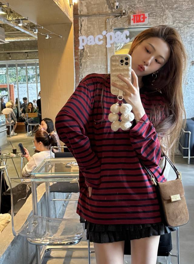 prad* 25Fw秋冬新款 全棉条纹男女同款长袖T恤丨独家Yb开发！高版出品！全棉面料软而不塌，红黑宽条纹自带复古氛围；领口的藏青拼接V形设计+口袋处的徽标标