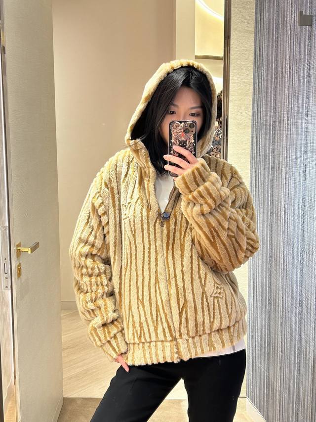 Louis Vuitto* 25Fw秋冬新款 Epi绒面束腰拉链连帽夹克丨独家Yb开发！高版出品！Epi绒面混织出焦糖棕条纹肌理，像把暖调金箔揉进了毛绒里，摸起