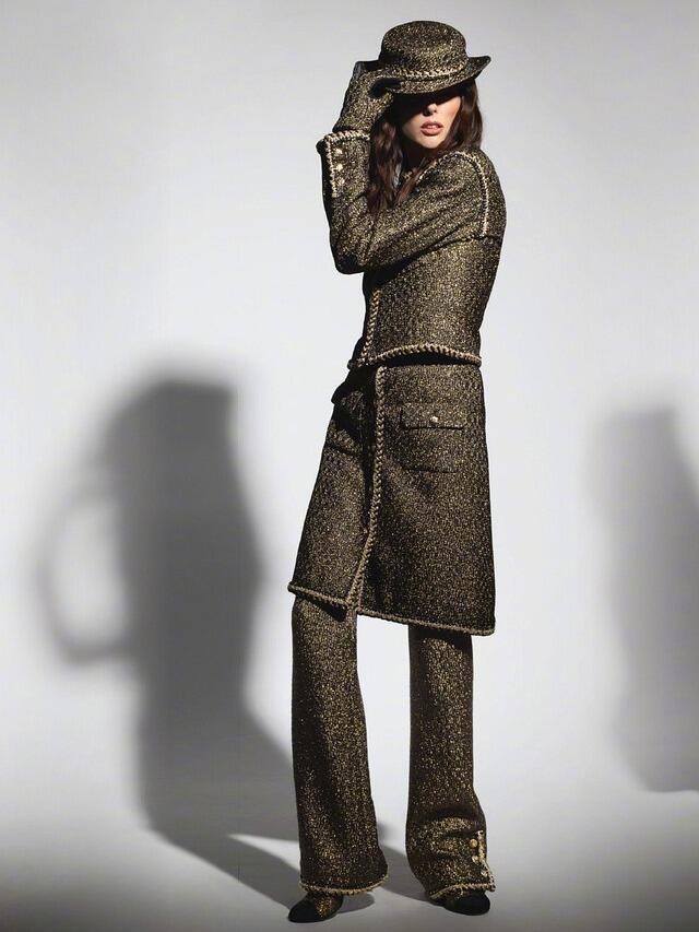 半裙 外套 Chan*L 25K高级手工坊 黑金粗花呢短夹克+半裙套装丨独家Yb开发！高版出品！黑金混纺粗花呢自带细碎光泽，像把香槟金箔揉进了羊毛肌理，走动时泛
