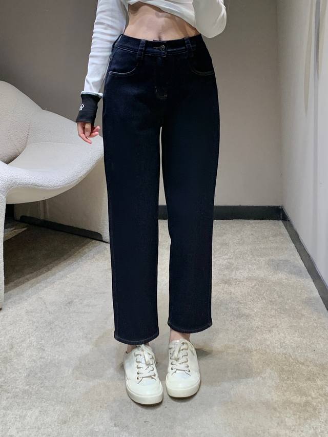 prad* 25Fw秋冬新款 后袋三角标松紧腰加厚九分牛仔裤丨独家高版出品！加厚牛仔+内里绒面衬里，保暖不笨重，后袋三角标是灵魂标识，低调戳中轻奢审美；松紧腰+