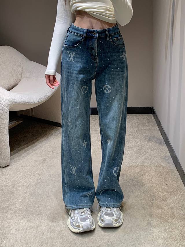 Louis Vuitto* 25Fw秋冬新款 老花满印前幅烫钻牛仔长裤丨独家高版出品！加厚牛仔面料+内里绒面衬里，保暖不臃肿，满印老花标识叠搭细碎烫钻，灯光下自