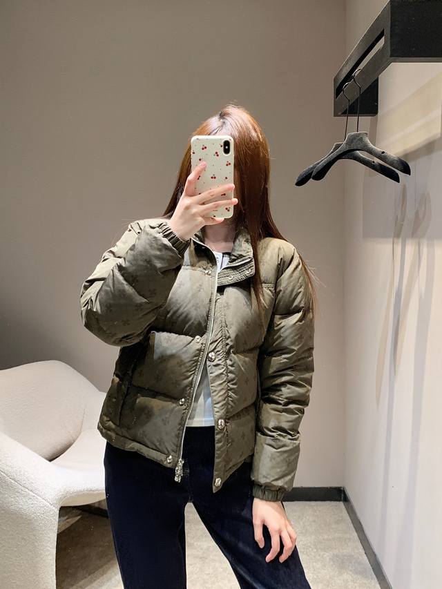 Chorme Heart* 25Fw秋冬新款 十字架印花羽绒服外套丨独家高版出品！满印Chrome Hearts经典十字架暗纹，低调中自带品牌辨识度，短款廓形+