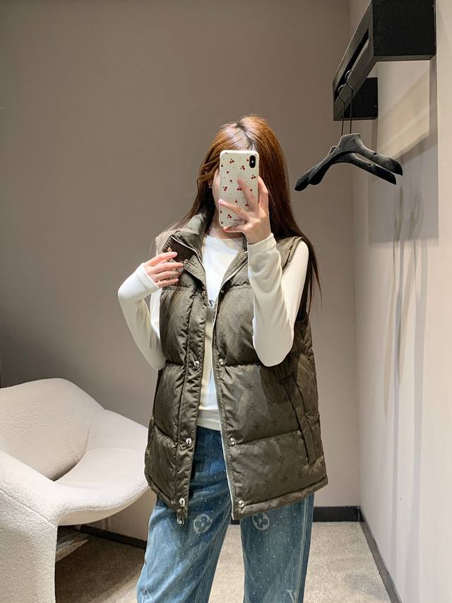 Chrome H*Arts 25Fw秋冬新款 十字架印花羽绒马甲背心丨独家高版出品！标志性暗纹印花，是Ch标志性的暗黑腔调，每颗纽扣都刻着克罗经典十字花纹，抬手