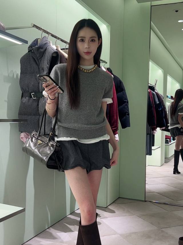 prad* 26Ss早春新款 灰色宝石领针织短袖上衣丨独家Yb开发！高版出品！羊毛羊绒混纺面料软糯亲肤，自带雾面高级感，领口排钻宝石是灵魂亮点，金属光泽中和灰色