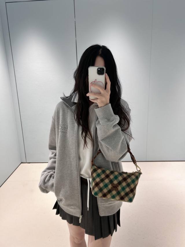 Miumi* 26Ss早春新款 字母贴布绣休闲拉链外套丨独家Yb开发！高版出品！胸前低调字母提花是品牌标识，领口暗藏细条纹撞色，简约里藏着Miu式甜酷小心机；O