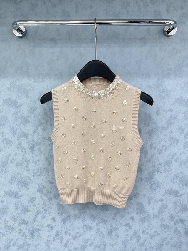 爆款现货 原版定制 *｜25新款千金风羊绒羊毛背心 重工手工订制，氛围感真的绝绝子！常规版型上身百搭，Bling撞色视觉效果超完美～ 高端出品，浅咖色色调上身提