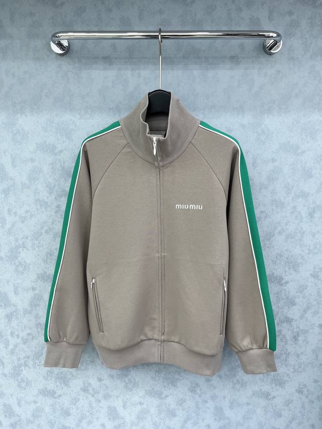 爆款现货 原单品质 Miu Mi *｜25秋冬立领拼接撞色外套 代购爆款 非常实用经典的单品 休闲范儿超棒，真的无法抗拒！ 舒适感Yyds！可甜可盐气质少女风！