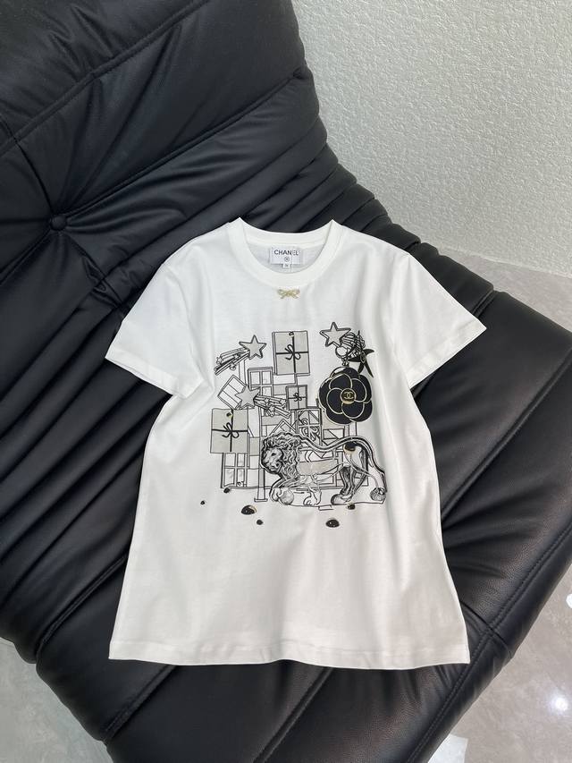 Chane*26早春新款圆领植绒蝴蝶结短袖T恤。定制Yb丝光全棉材质，透气舒适，质感十足，常规短袖T恤裁剪，凸显品牌格调，采用克重纯棉制成，略带有弹力，呈现显瘦