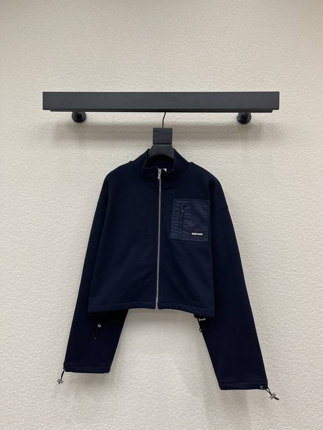 Miumi*25秋冬新款短款拉链抽绳夹克外套短裙套装。定制Yb斜纹全棉材质，质感光泽，垂感十足，拉链夹克外套版型，宽松拉链开襟翻领立领设计，胸前口袋尼龙处理，点