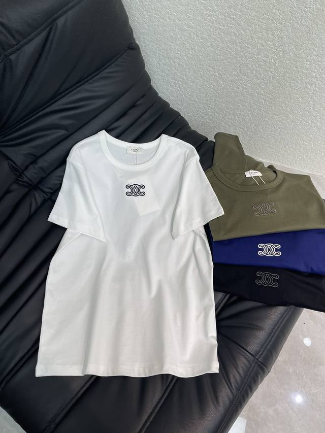 Celin*26早春新款凯旋门刺绣短袖T恤 正肩设计修饰肩部线条 版型挺括有型 胸前凯旋门Logo低调又有辨识度 简约百搭日常穿搭无压力。无论配牛仔裤还是半身裙