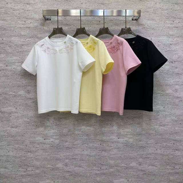 Di2026 Sp 精品T恤 这款精品棉短袖T恤，四色可选，领口精致蕾丝拼接点缀，面料柔软透气，简约基础款添精致感，日常搭配裙裤都适配。 颜色:白，黄，粉，黑