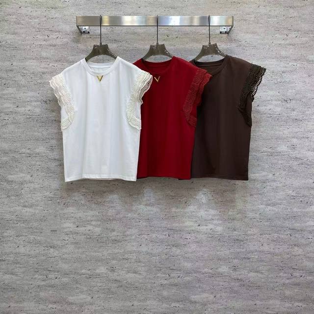 Va2026 Sp 精品上衣 这款精品棉无袖上衣，三色可选，圆领配精致金属装饰，肩部镂空蕾丝拼接，柔软透气又添精致感，日常搭配裙裤都合适。 颜色:白，红，棕 面