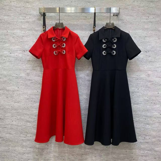 Va2026 Sp 精品连衣裙 这款国风连衣裙选用垂感优质的梭织面料，短袖翻领设计利落大方，领口镶钻盘扣精致吸睛，收腰剪裁衬出纤细腰线，黑红两色适配不同场合，尽