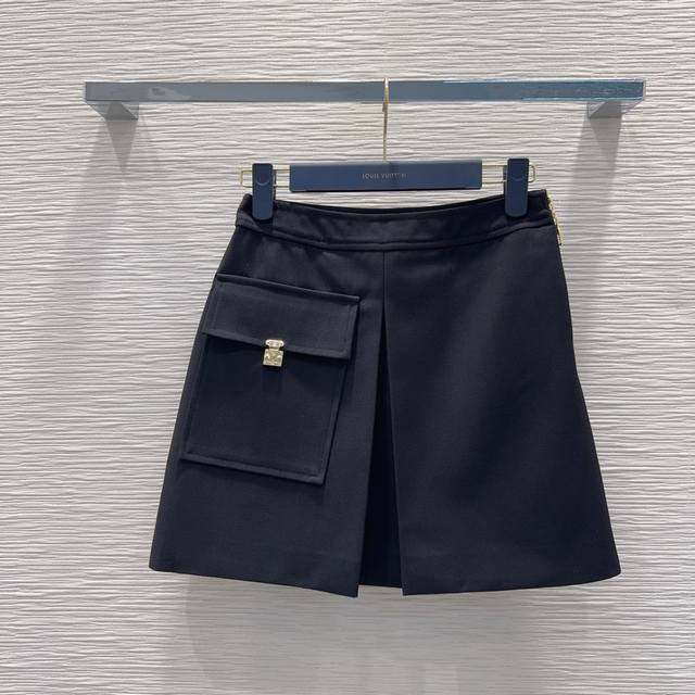 Louis Vuitto*2026早春新款套裙 外套领子是真皮 高定出品 时髦精必入 这穿搭的功能特别强大 随意打造显高显瘦的上身效果，美式高街帅气随性气质！强