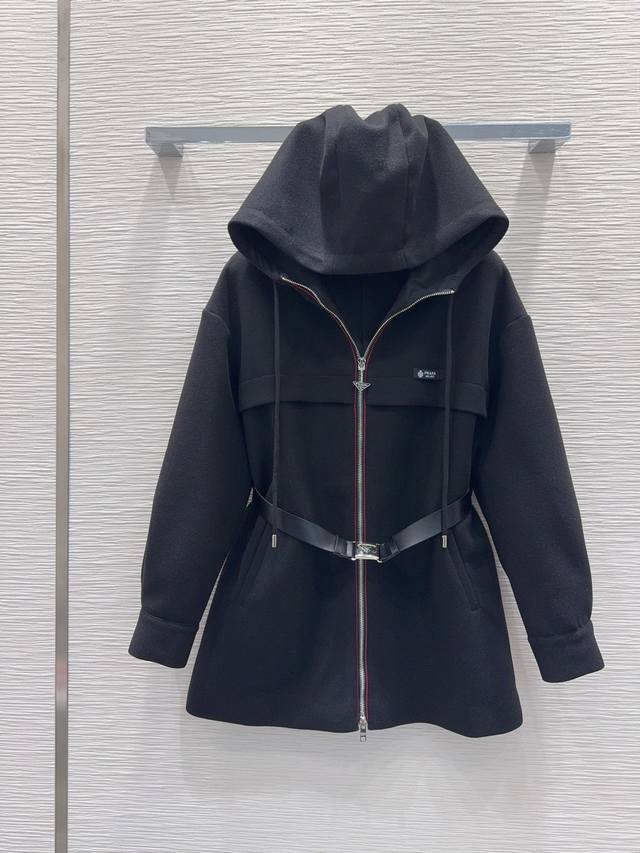 prad* 2025Fw新款外套 时髦度爆棚 高级定制拉链三角标专属Logo 绝绝子的版型 随性洒脱！不旦颜色美，质感也敲好！精致又时尚 Sml S衣长73 袖