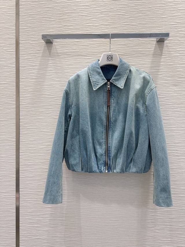 Loe W*E 2025Fw新款 高版出品~超时髦新款丹宁牛仔 酵洗个性色调上身又酷又飒爽 采用定制高品质斜纹棉质水洗牛仔面料，纹理细腻，棉感自然，既有筋骨感又