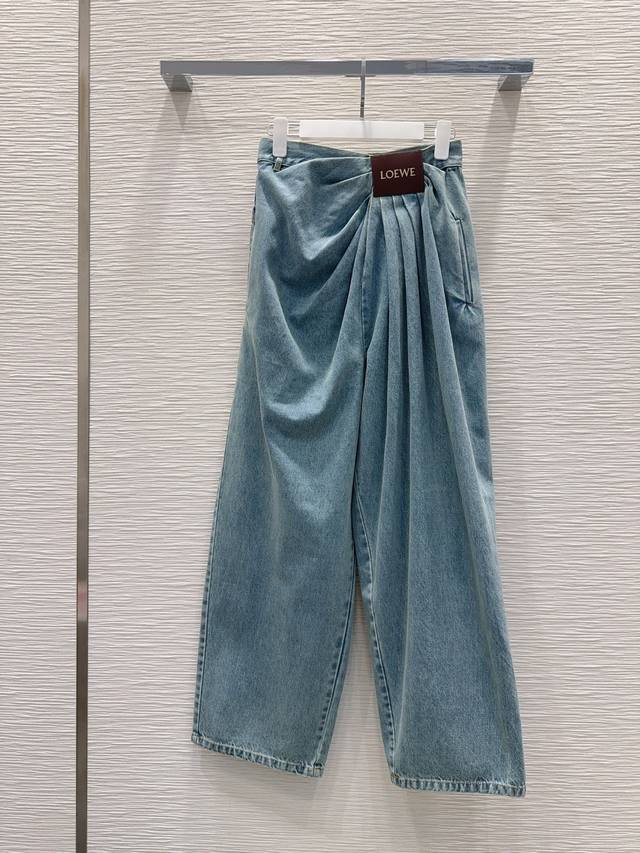 Loe W*E 2025Fw新款 高版出品~超时髦新款丹宁牛仔 酵洗个性色调上身又酷又飒爽 采用定制高品质斜纹棉质水洗牛仔面料，纹理细腻，棉感自然，既有筋骨感又