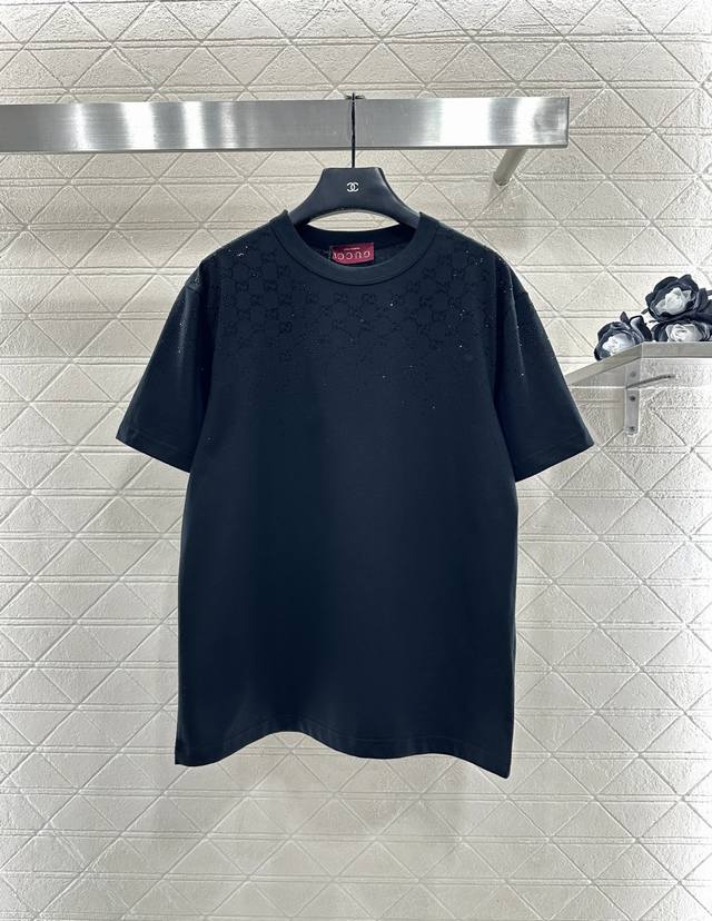 Gucc*2025新品上架 圆领水钻徽标 定制Yb原生全棉材质，透气舒适，质感十足，宽松短袖T恤裁剪，采用克重纯棉制成，垂坠感十足，呈现显瘦时尚穿搭效果，自领口