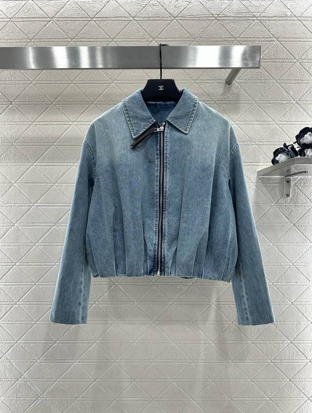 Loew*2025新品上架 牛仔夹克外套长裤套装 定制Yb斜纹牛仔棉材质，质感复古，穿搭潮流，拉链夹克外套版型，通体深浅蓝色碰撞，带来更为时尚穿搭，后腰不规则斜