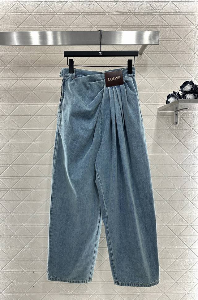 Loew*2025新品上架 牛仔夹克外套长裤套装 定制Yb斜纹牛仔棉材质，质感复古，穿搭潮流，拉链夹克外套版型，通体深浅蓝色碰撞，带来更为时尚穿搭，后腰不规则斜