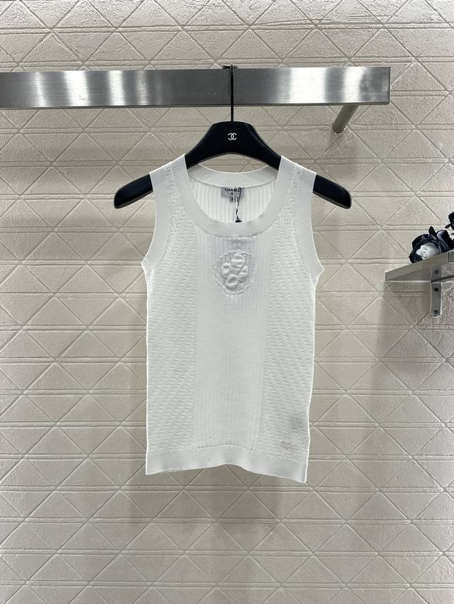 Chane*2025新品上架 山茶花针织背心 定制Yb棉毛纱线织造，柔软细腻，质感舒适，圆领针织短袖，竖列坑条搭配凹凸纹理，居中打造山茶花点缀，精致洋气，弹力螺