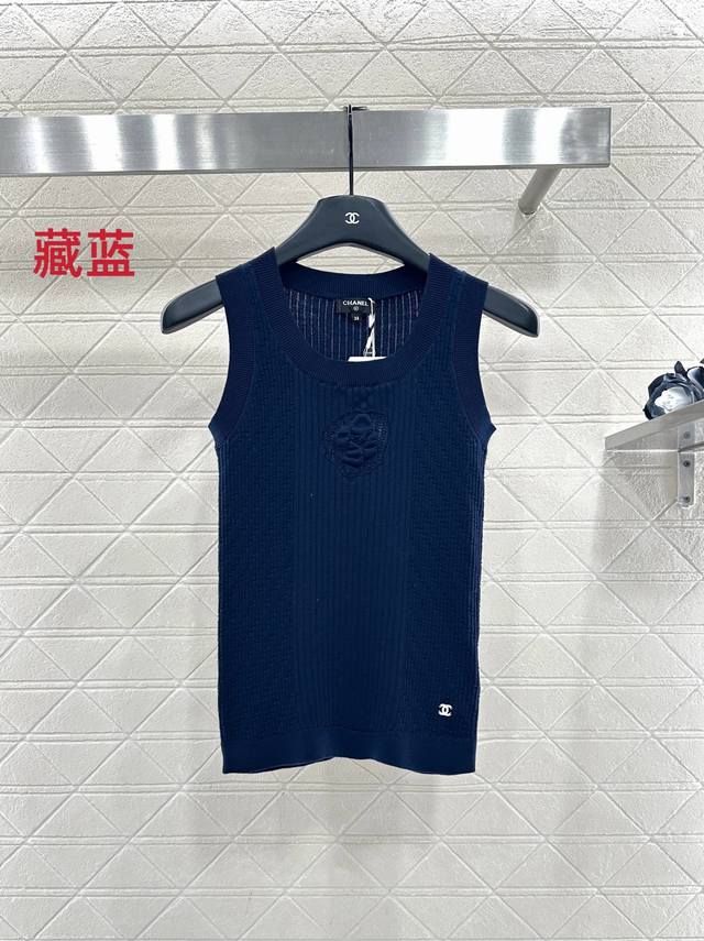 Chane*2025新品上架 山茶花针织背心 定制Yb棉毛纱线织造，柔软细腻，质感舒适，圆领针织短袖，竖列坑条搭配凹凸纹理，居中打造山茶花点缀，精致洋气，弹力螺