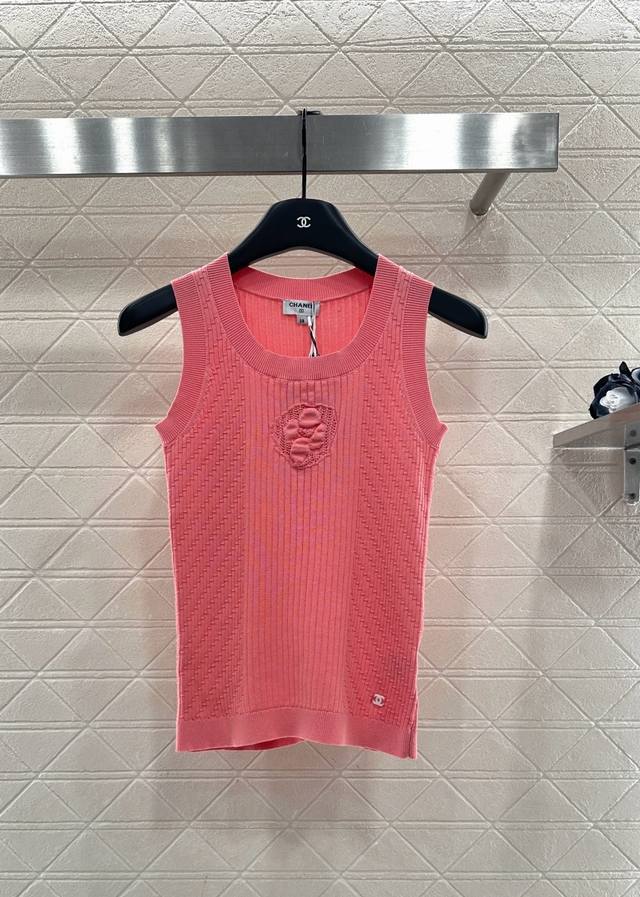 Chane*2025新品上架 山茶花针织背心 定制Yb棉毛纱线织造，柔软细腻，质感舒适，圆领针织短袖，竖列坑条搭配凹凸纹理，居中打造山茶花点缀，精致洋气，弹力螺