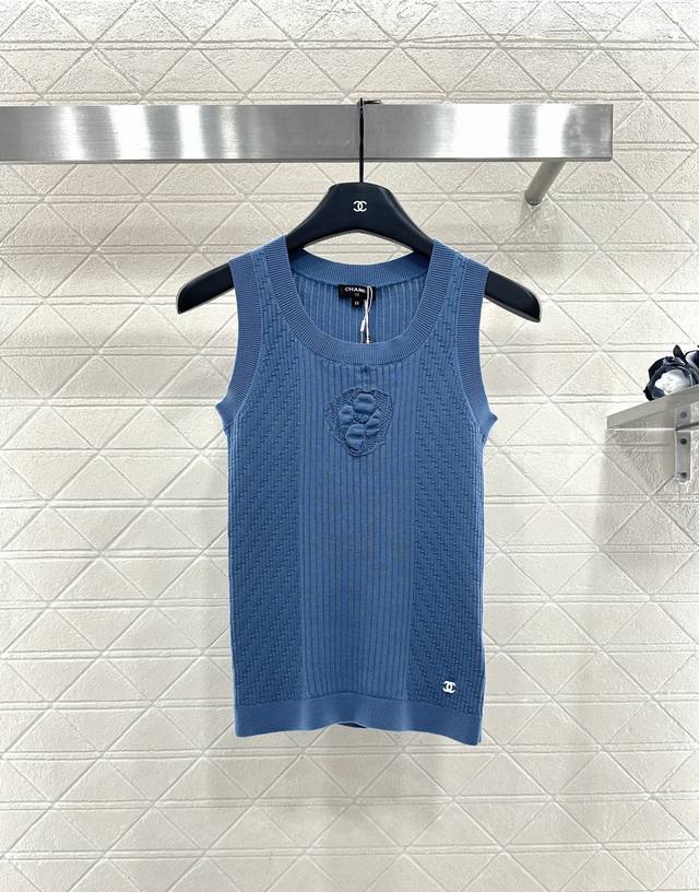 Chane*2025新品上架 山茶花针织背心 定制Yb棉毛纱线织造，柔软细腻，质感舒适，圆领针织短袖，竖列坑条搭配凹凸纹理，居中打造山茶花点缀，精致洋气，弹力螺