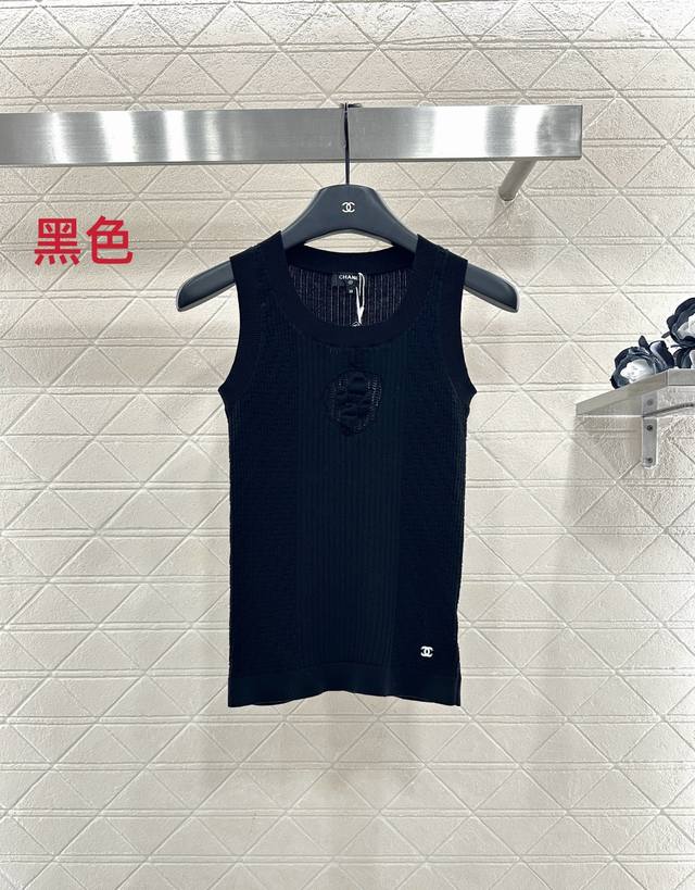 Chane*2025新品上架 山茶花针织背心 定制Yb棉毛纱线织造，柔软细腻，质感舒适，圆领针织短袖，竖列坑条搭配凹凸纹理，居中打造山茶花点缀，精致洋气，弹力螺