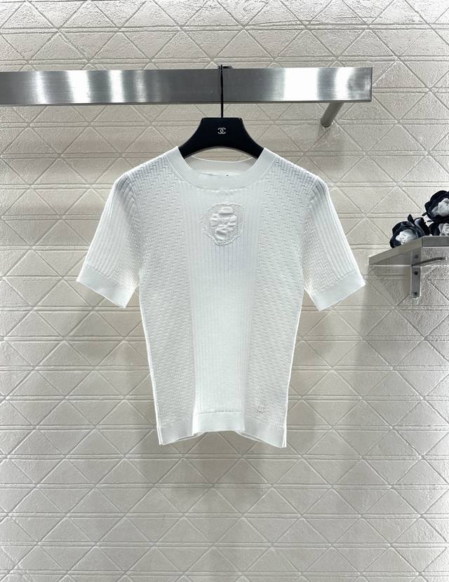 Chane*2025新品上架 山茶花针织短袖 定制Yb棉毛纱线织造，柔软细腻，质感舒适，圆领针织短袖，竖列坑条搭配凹凸纹理，居中打造山茶花点缀，精致洋气，弹力螺