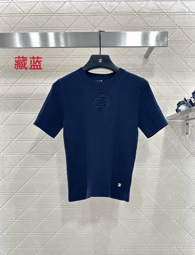 Chane*2025新品上架 山茶花针织短袖 定制Yb棉毛纱线织造，柔软细腻，质感舒适，圆领针织短袖，竖列坑条搭配凹凸纹理，居中打造山茶花点缀，精致洋气，弹力螺