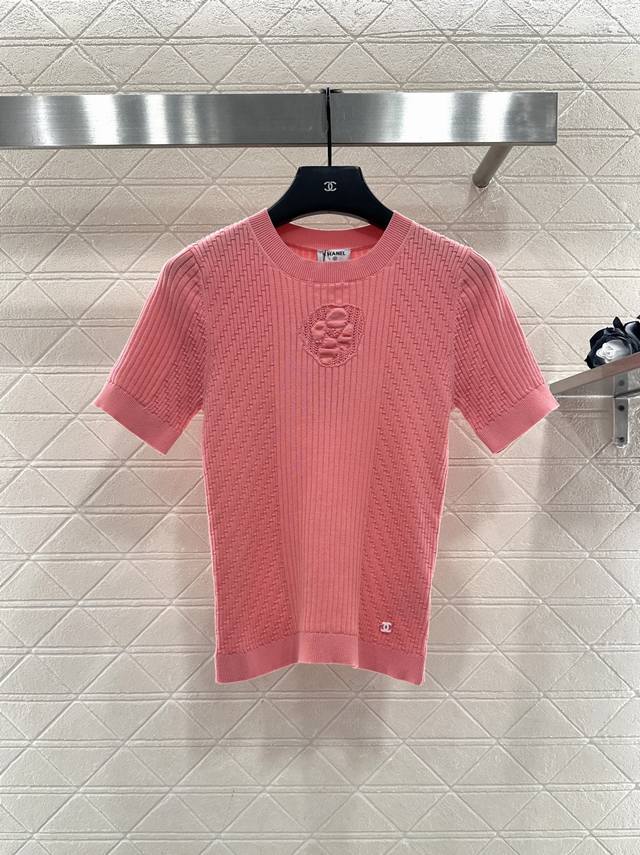 Chane*2025新品上架 山茶花针织短袖 定制Yb棉毛纱线织造，柔软细腻，质感舒适，圆领针织短袖，竖列坑条搭配凹凸纹理，居中打造山茶花点缀，精致洋气，弹力螺