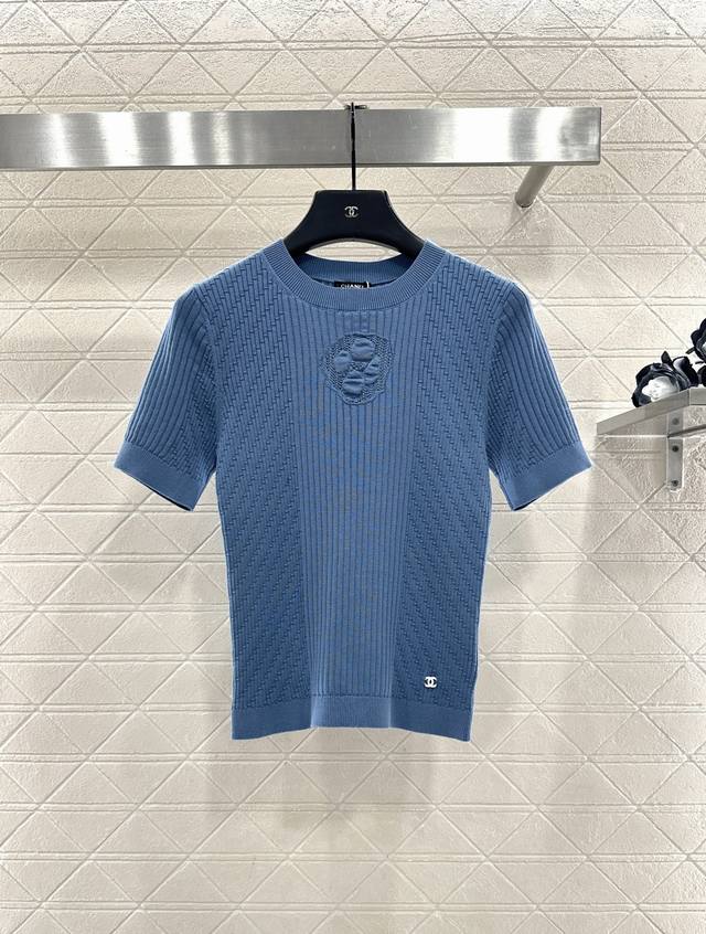 Chane*2025新品上架 山茶花针织短袖 定制Yb棉毛纱线织造，柔软细腻，质感舒适，圆领针织短袖，竖列坑条搭配凹凸纹理，居中打造山茶花点缀，精致洋气，弹力螺