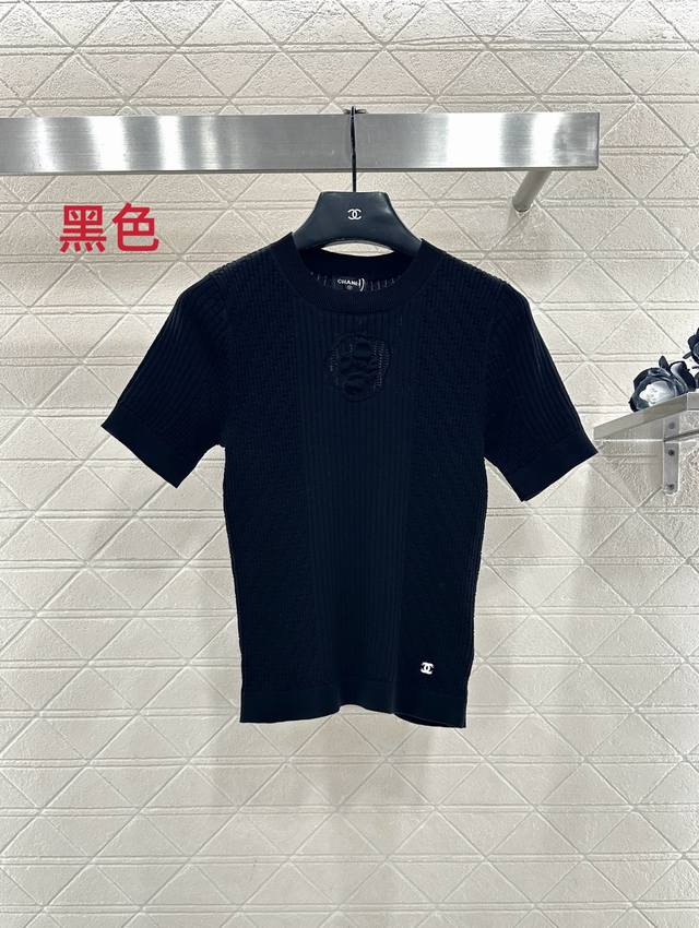 Chane*2025新品上架 山茶花针织短袖 定制Yb棉毛纱线织造，柔软细腻，质感舒适，圆领针织短袖，竖列坑条搭配凹凸纹理，居中打造山茶花点缀，精致洋气，弹力螺