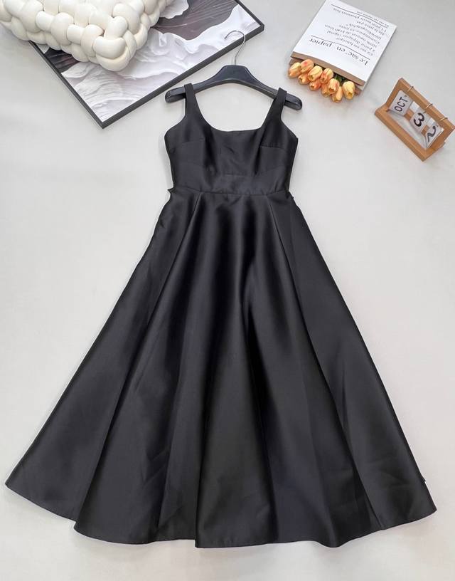 Dior新款吊带蝴蝶结收腰长款连衣裙，暗夜优雅的高定。迪奥高定工坊的匠心邂逅经典廓形，这款吊带蝴蝶结收腰长款连衣裙便成了暗夜中流动的优雅符号。哑光缎面面料铺陈质