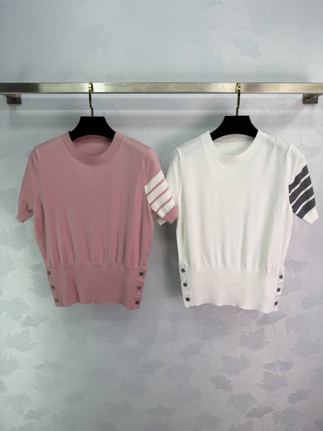 Tb*25新款经典四道杠针织短袖，左臂标志设计超有辨识度无论通勤还是休闲都能轻松驾驭。单穿Or内搭都很Ok，是衣橱必备经典款4色3码Sml T226B.