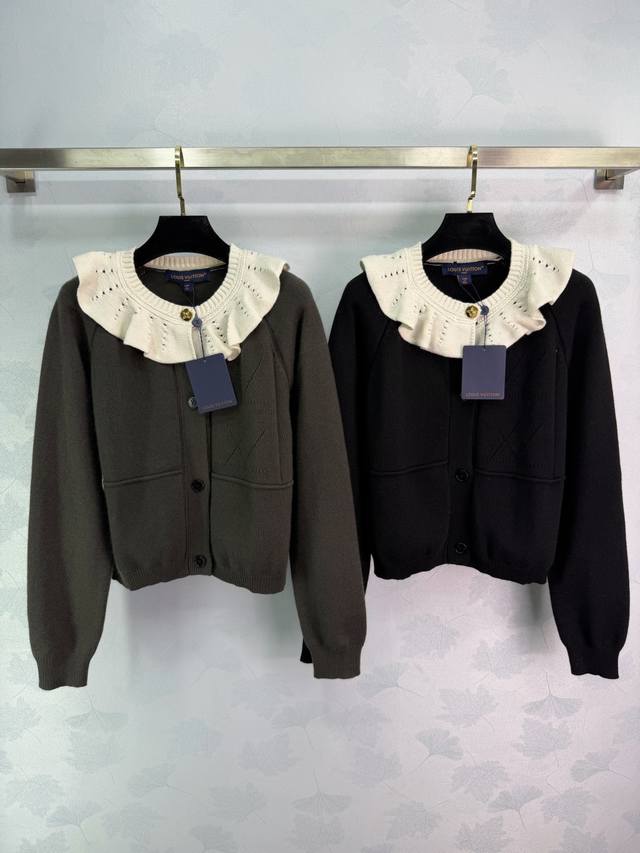 Lou*2025秋冬新款花边翻领针织开衫！定制羊毛纱线织造，细腻柔软，弹力十足 ，精致镂空木耳花边开衫版型，通体以细腻竖坑条纹理钩织，黑杏撞色丰富视觉，娇俏可爱