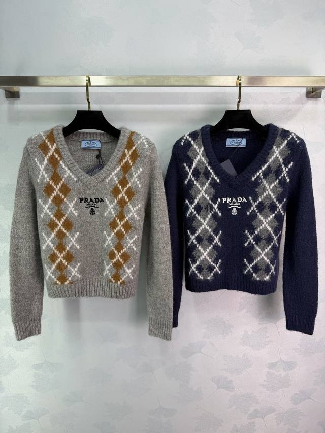 prad* 2025秋冬新款菱格针织长袖V领套头毛衣！定制羊毛纱线织造 质感细腻 穿搭舒适 V领正肩针织毛衣剪裁 自躯干处平铺 分布多色菱格交错图案 领袖口衣摆