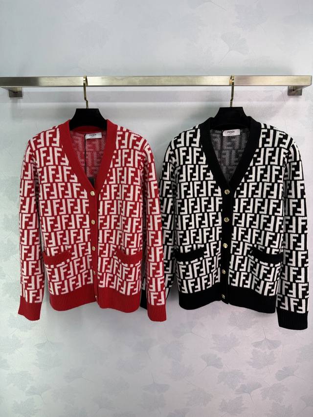 Fend* 2026早春新款双口袋提花V领针织开衫！定制羊毛混纺纱线材质织造，质感高级，舒适柔软，V领针织开衫剪裁，定制印刻襟扣点缀，通体大身满铺双F字母徽标图