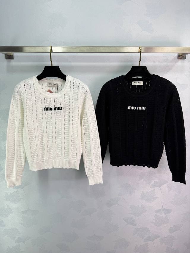 Miumi*2025秋冬新款镂空针织长袖！定制羊毛纱线织造 质感高级舒适 针织长袖上衣剪裁 通体镂空钩针肌理交织 配合胸前撞色字母徽标图案 凸显穿搭高级感 领口