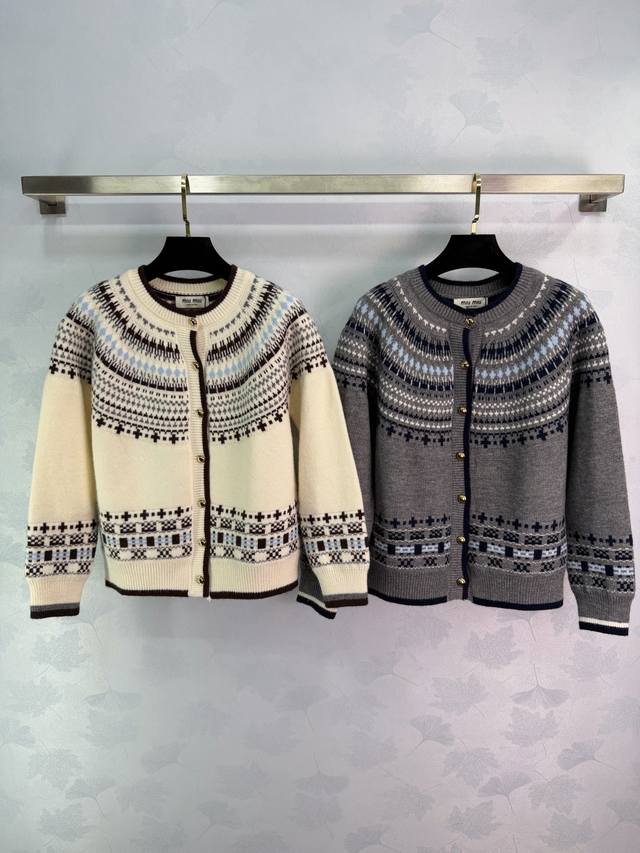 Miumi*2025秋冬新款撞色圆领针织长袖开衫！定制羊毛纱线织造 细腻柔软舒适 质感高级 落肩圆领针织开衫剪裁 费尔岛北欧风格的撞色几何图图形等多样式钩针花纹