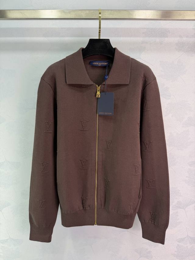 Lou*2025秋冬新款翻领拉链针织长袖开衫！定制进口羊毛纱线材质 舒适柔软 质感上乘 翻领长袖开衫剪裁 拉链开襟字母链头 呼应通体立体字母装饰 整体造型高级挺