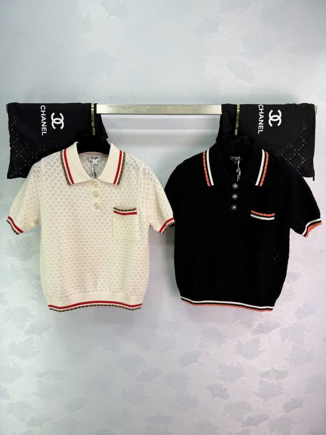 Chane*2025早秋新款撞色翻领针织短袖 定制Yb羊绒纱线织造，密度细针织造，软糯质地，舒适亲肤，翻领半开襟针织短袖剪裁，大身横向排列的镂空钩织纹理，圆扣山