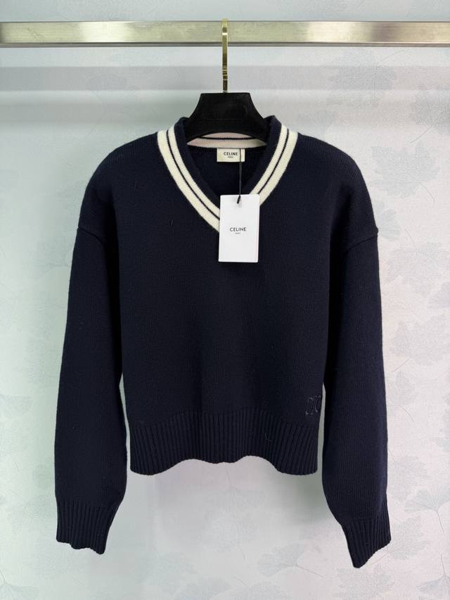 Celin*2025秋冬新款短款针织套头毛衣 定制Yb羊毛针织材质，密度细针织造，清晰毛感肌理，舒适亲肤，小V领落肩剪裁，穿出慵懒松弛感，领边白色条纹点亮设计，