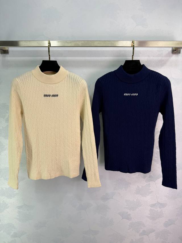 Miu*25新款净色羊毛针织长袖上衣，胸前Miu刺绣图案 经典版型上身巨显瘦！原版定制进口羊毛纱线质感超赞！减龄少女气质。优雅又时髦单品！白富美必入！2色3码S