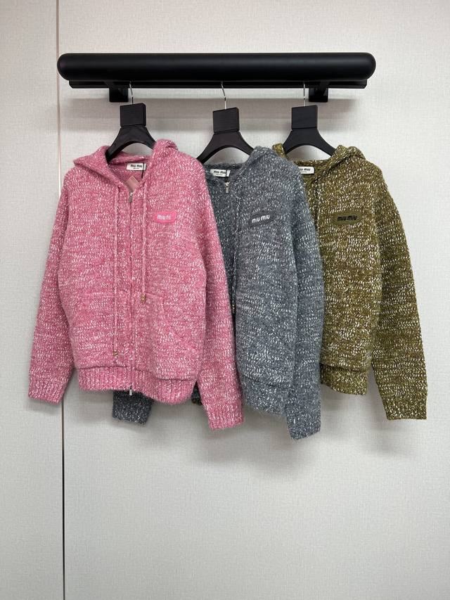 高品质M1U2025秋冬系列 超美的冬季氛围感毛衣外套 加厚雪花混色针织毛衣 连帽开衫版型 休闲百搭又实穿 做了三个颜色 真的挑不出来 都好看 都是时髦的配色