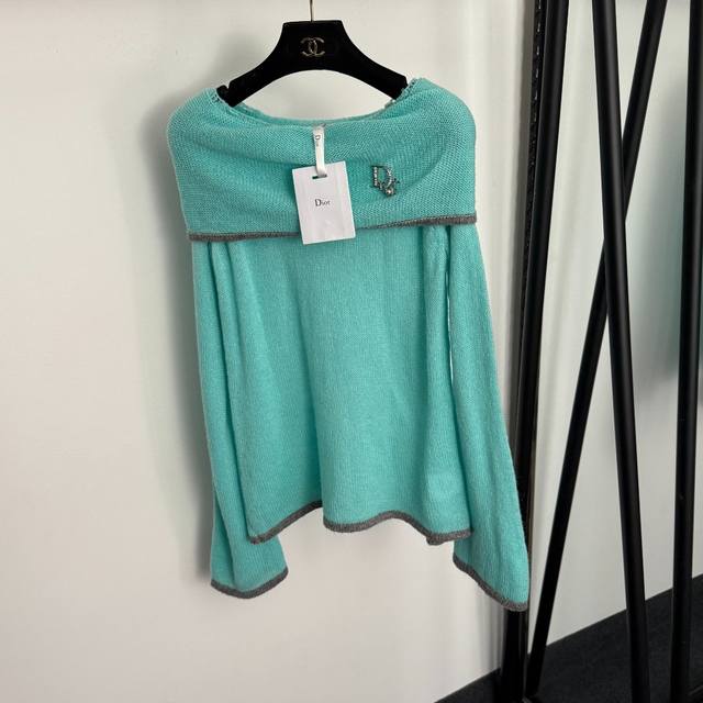 款号20257825 Dio*新款 镶钻Logo胸针一字领长袖针织衫上衣，天蓝色，36 38 40， 38码：胸围86，袖长74，长62；重量：0.215Kg