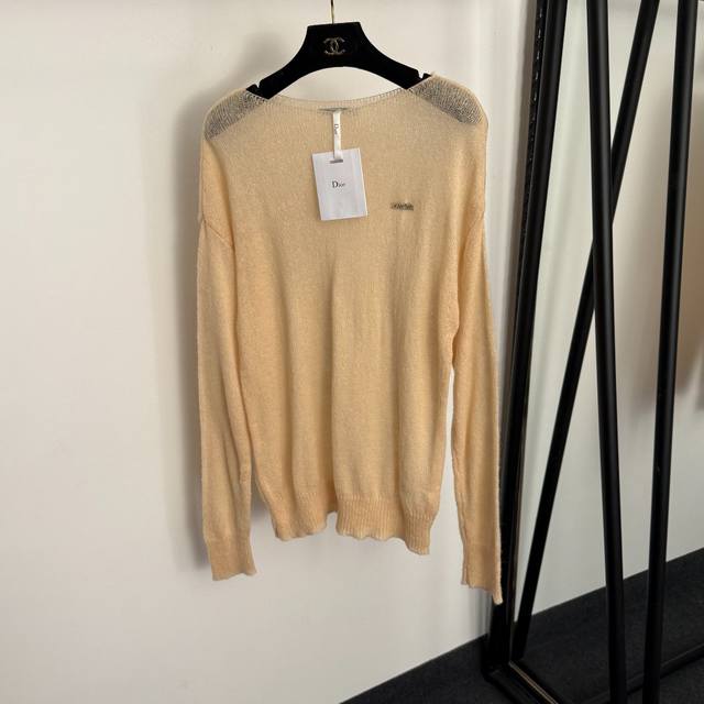 款号20257822 Dio*新款 镶钻Logo胸针长袖针织打底衫 上衣，杏色，浅蓝色，Sml， M码：肩宽53，胸围100，袖长61，长67；重量：0.120